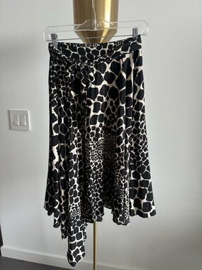 Topshop - Black and Cream asymmetric skirt - size: 2P